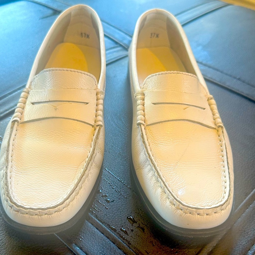 Pre-loved Tod’s Women’s White Leather Penny Loafers size 7.5
